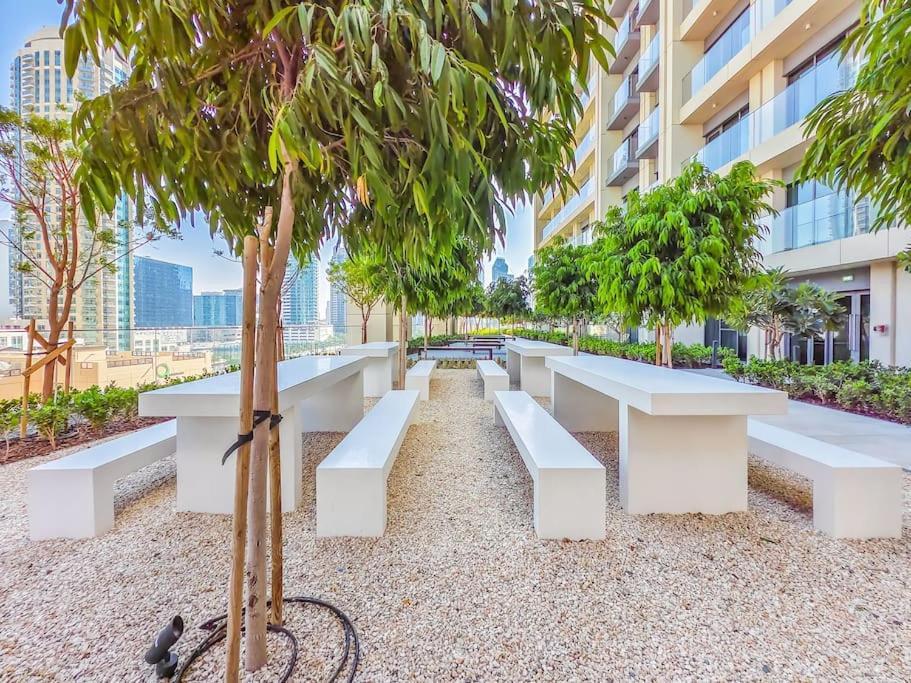 Apartamento Downtown Decadence : A 1Br Urban Sanctuary Dubái Exterior foto