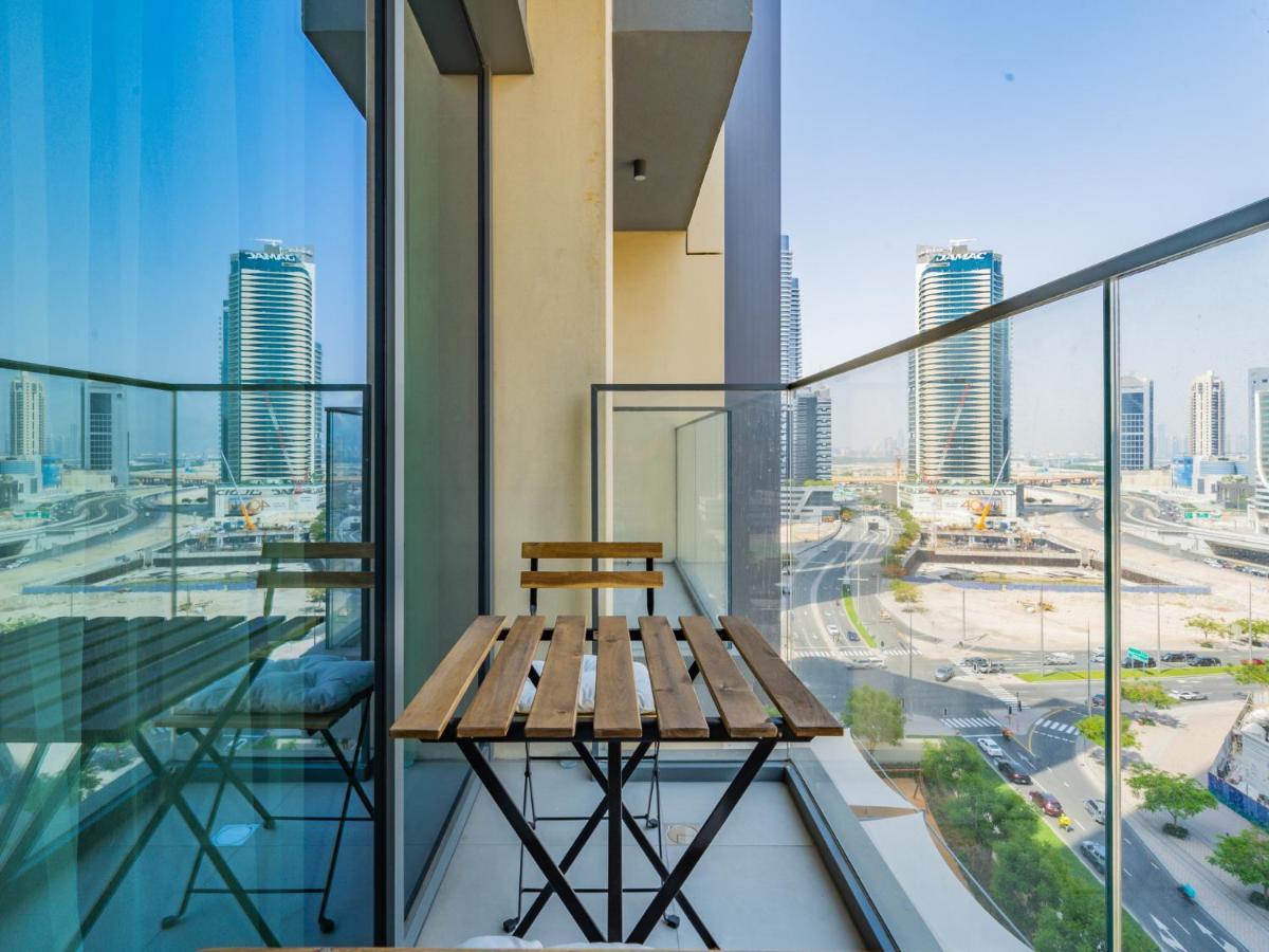 Apartamento Downtown Decadence : A 1Br Urban Sanctuary Dubái Exterior foto